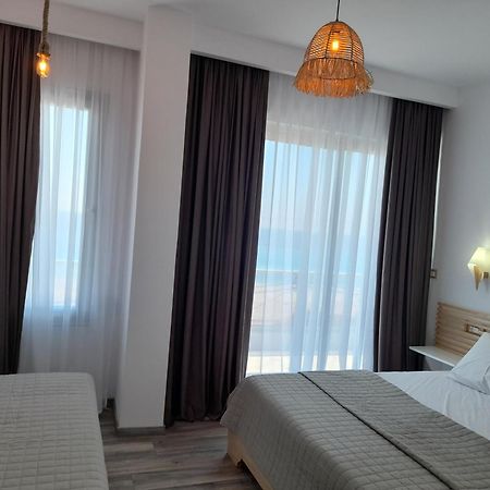 Anxhelos Hotel Himare Bagian luar foto