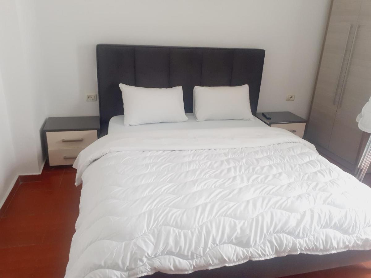Anxhelos Hotel Himare Bagian luar foto