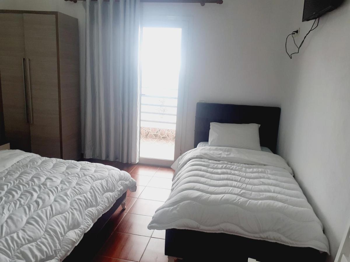 Anxhelos Hotel Himare Bagian luar foto