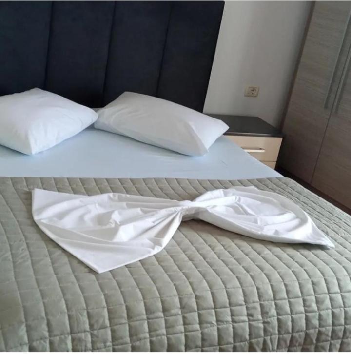 Anxhelos Hotel Himare Bagian luar foto