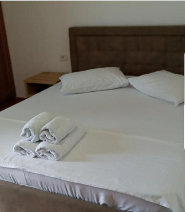 Anxhelos Hotel Himare Bagian luar foto
