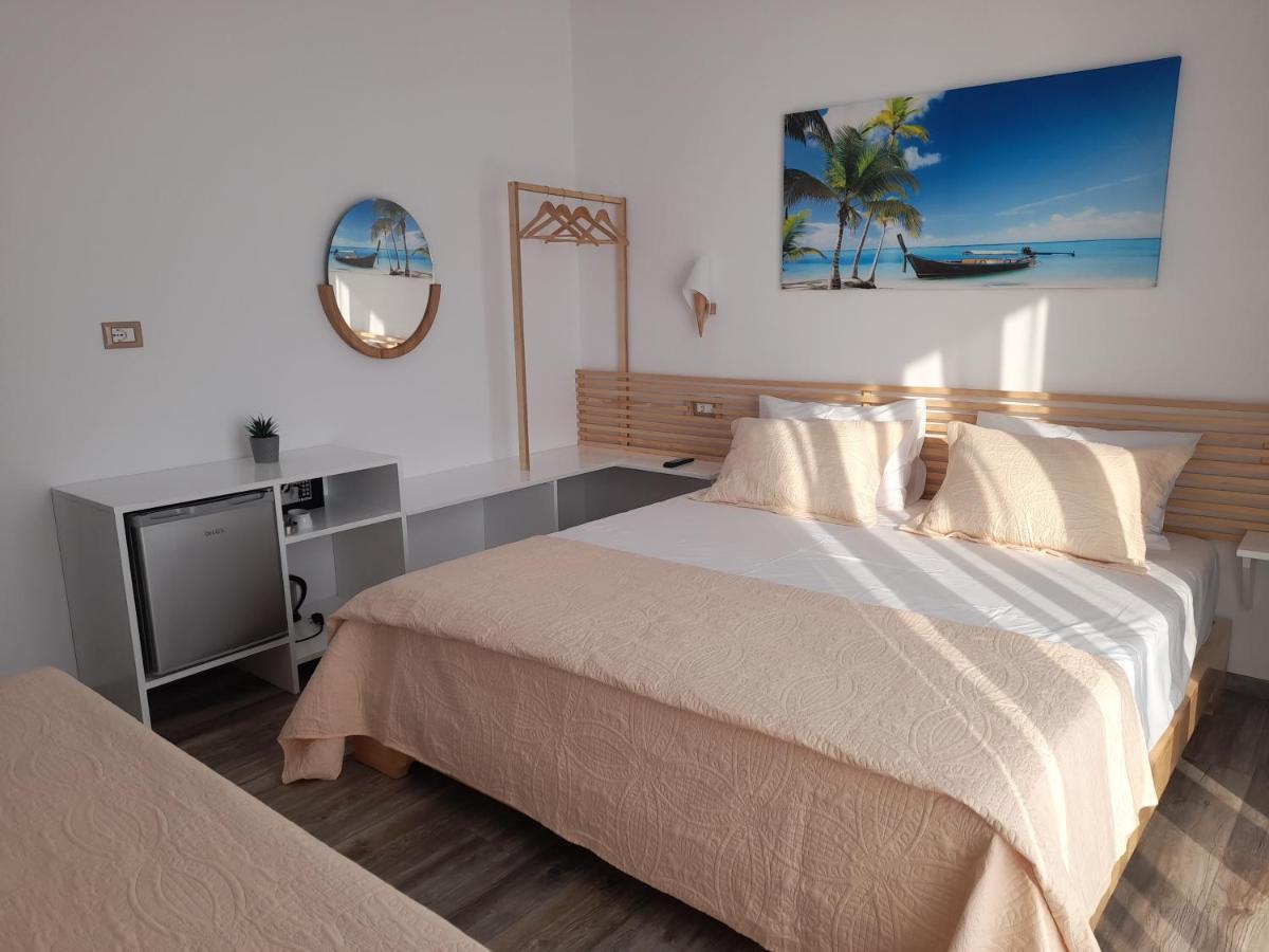 Anxhelos Hotel Himare Bagian luar foto