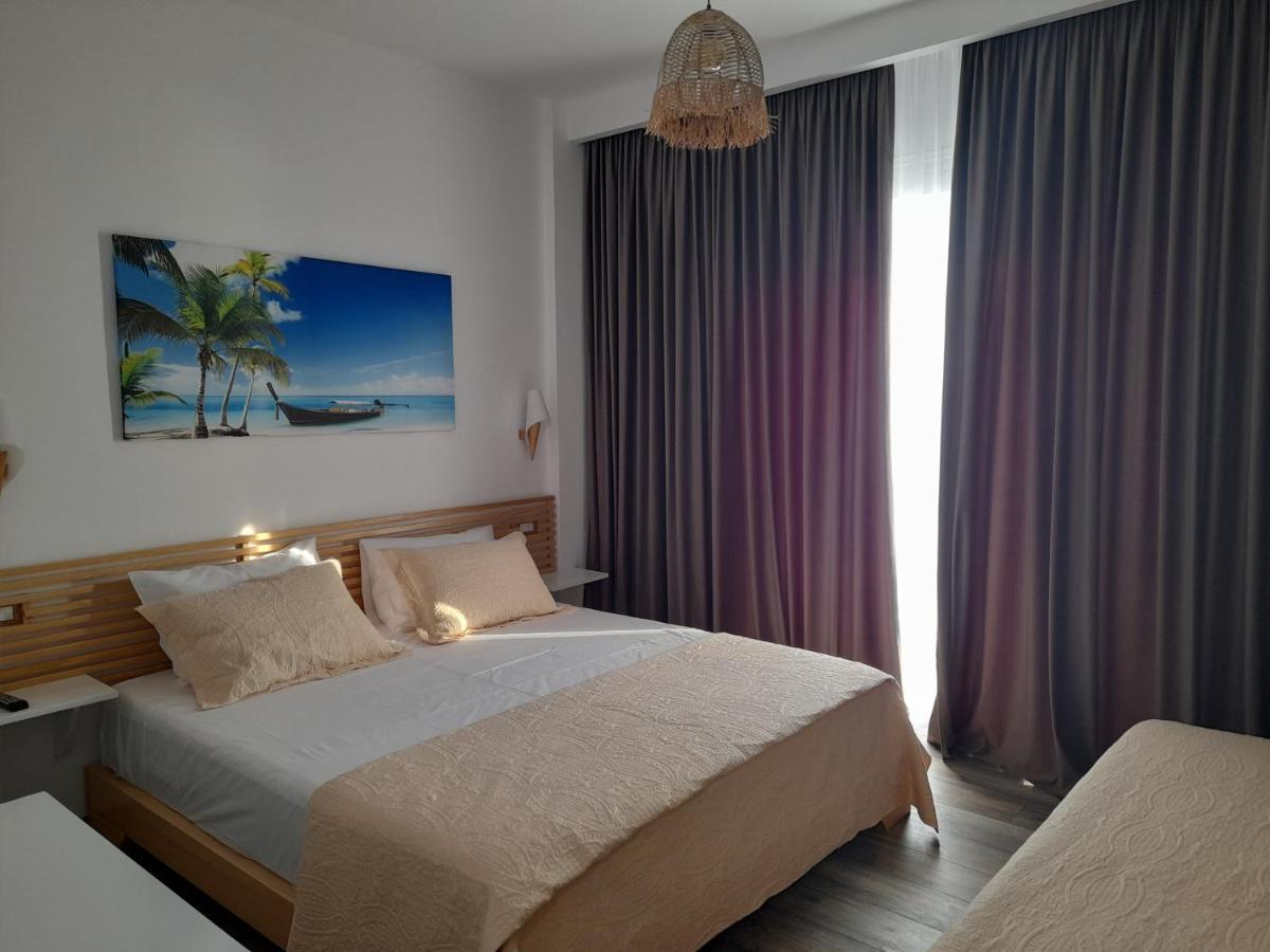 Anxhelos Hotel Himare Bagian luar foto