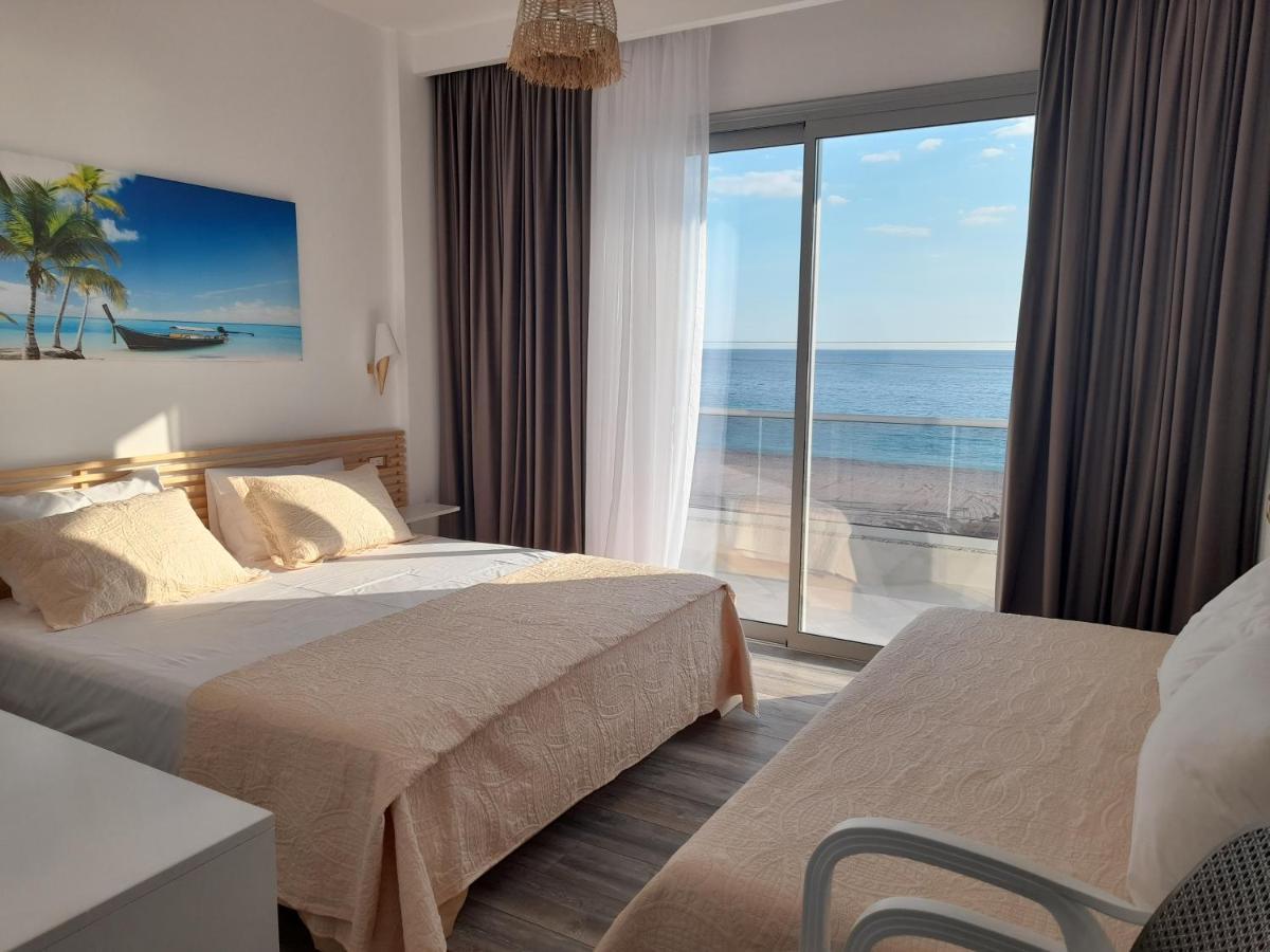 Anxhelos Hotel Himare Bagian luar foto