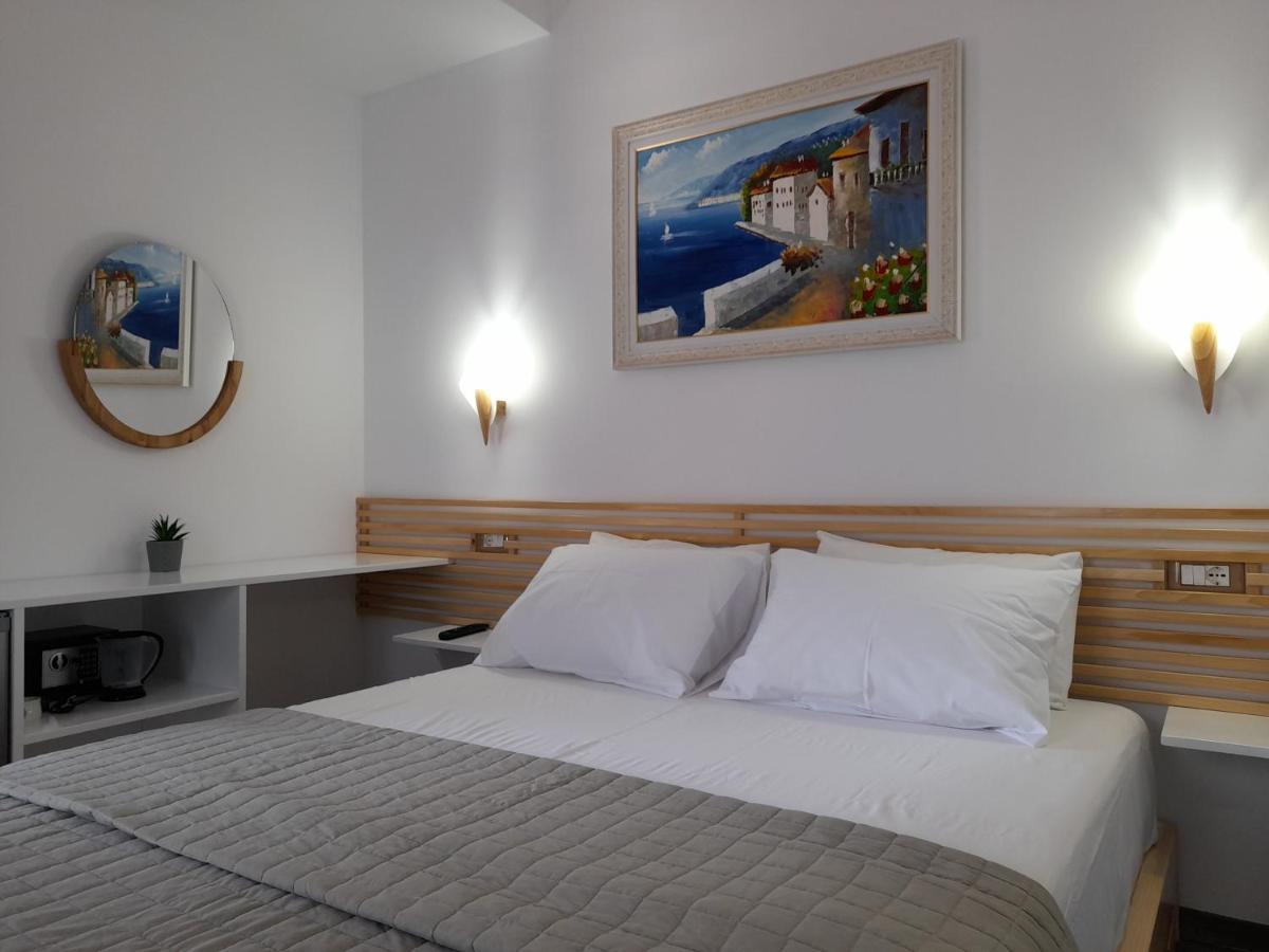 Anxhelos Hotel Himare Bagian luar foto