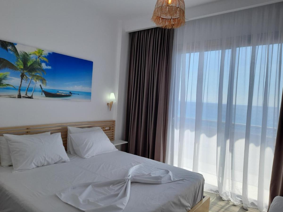 Anxhelos Hotel Himare Bagian luar foto