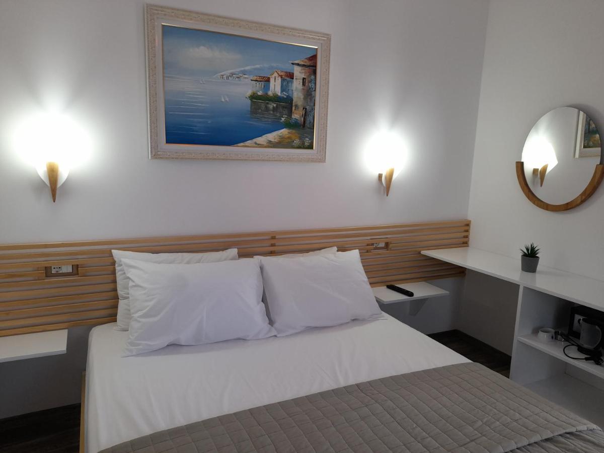 Anxhelos Hotel Himare Bagian luar foto