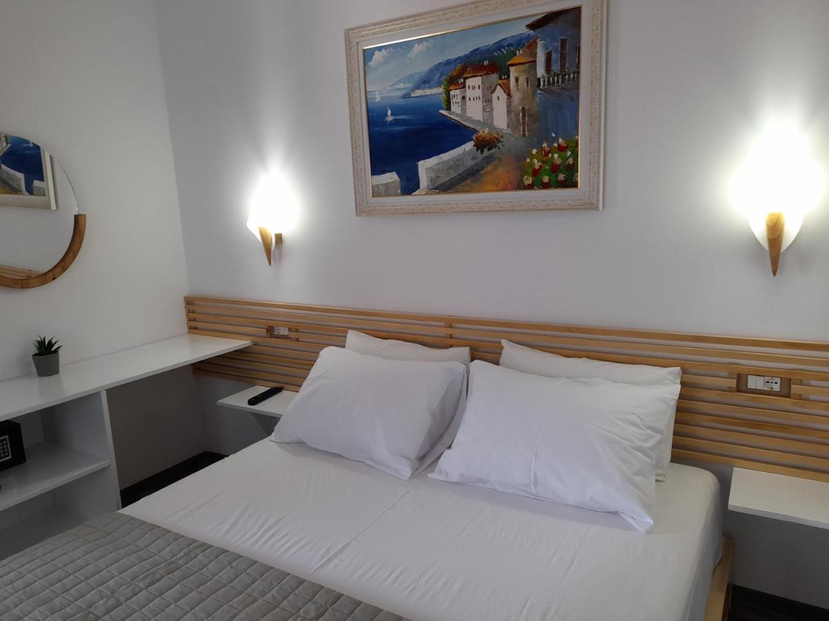 Anxhelos Hotel Himare Bagian luar foto