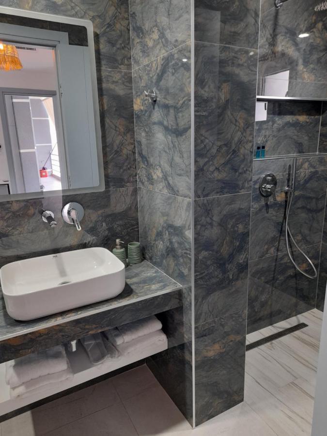 Anxhelos Hotel Himare Bagian luar foto