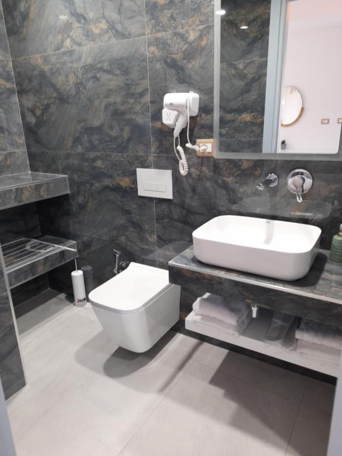 Anxhelos Hotel Himare Bagian luar foto