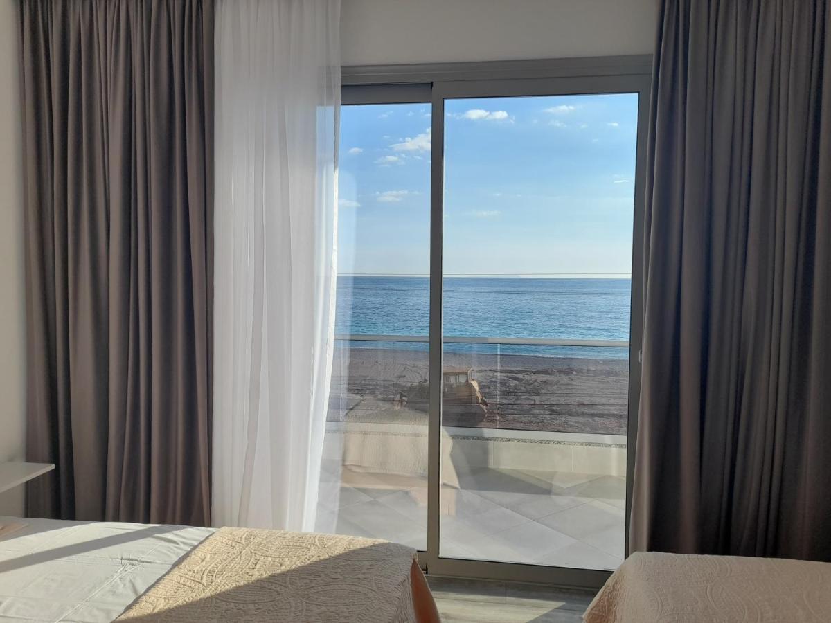 Anxhelos Hotel Himare Bagian luar foto