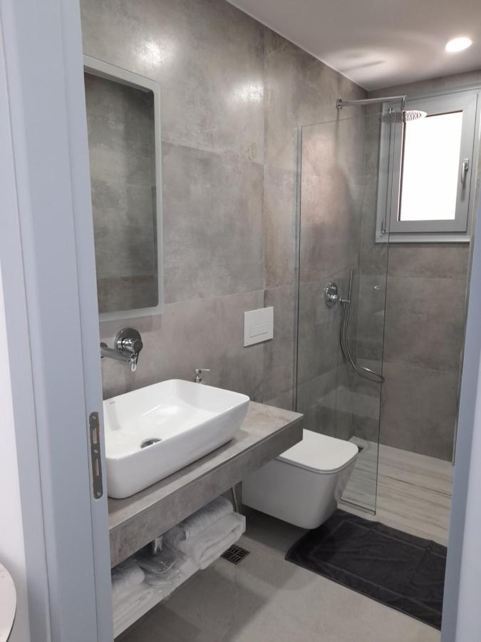 Anxhelos Hotel Himare Bagian luar foto