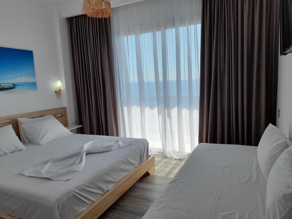 Anxhelos Hotel Himare Bagian luar foto