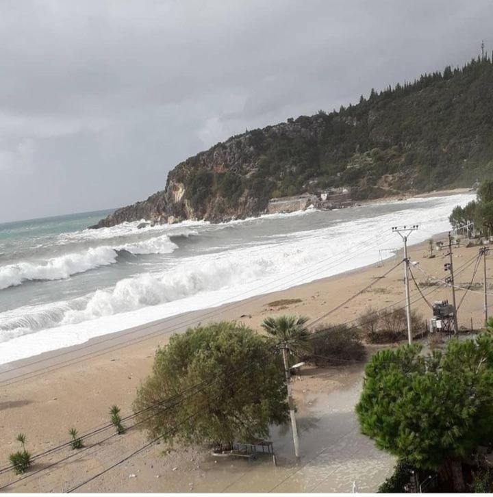 Anxhelos Hotel Himare Bagian luar foto