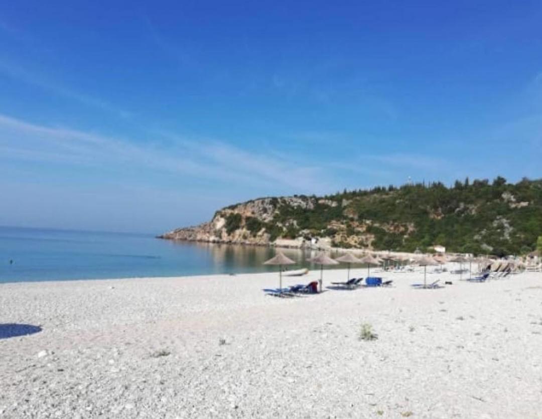 Anxhelos Hotel Himare Bagian luar foto