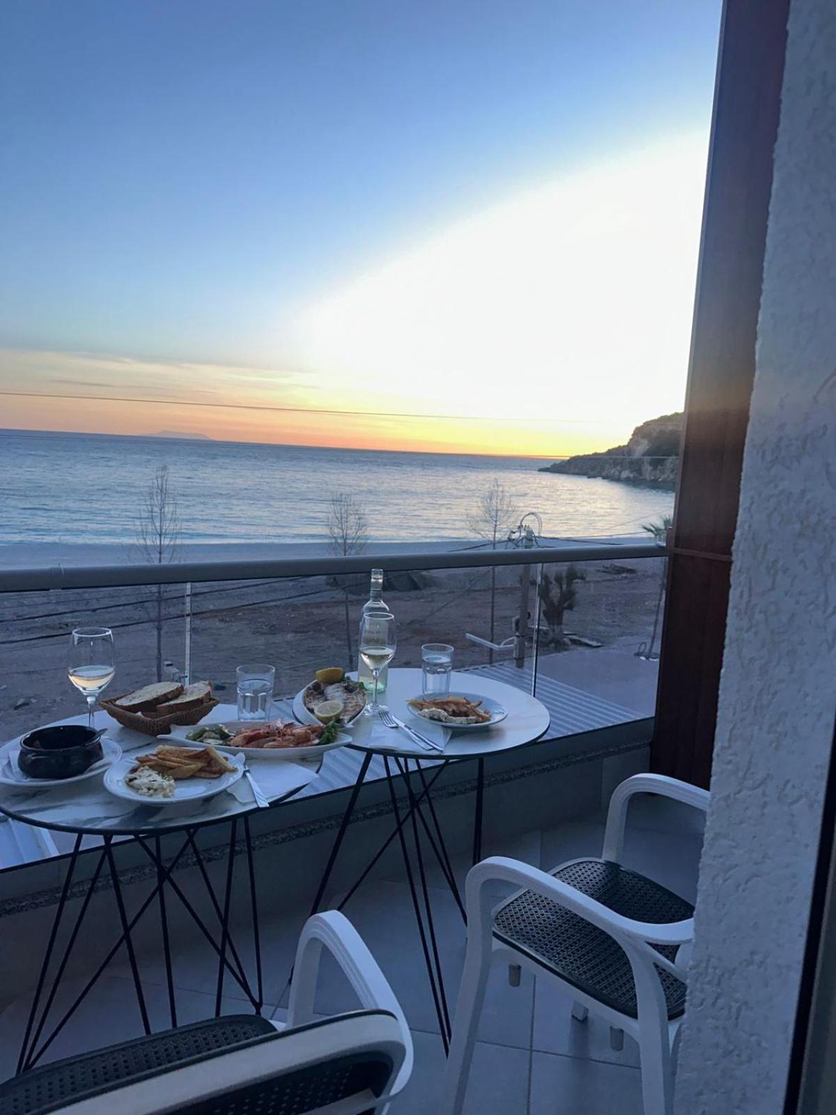 Anxhelos Hotel Himare Bagian luar foto