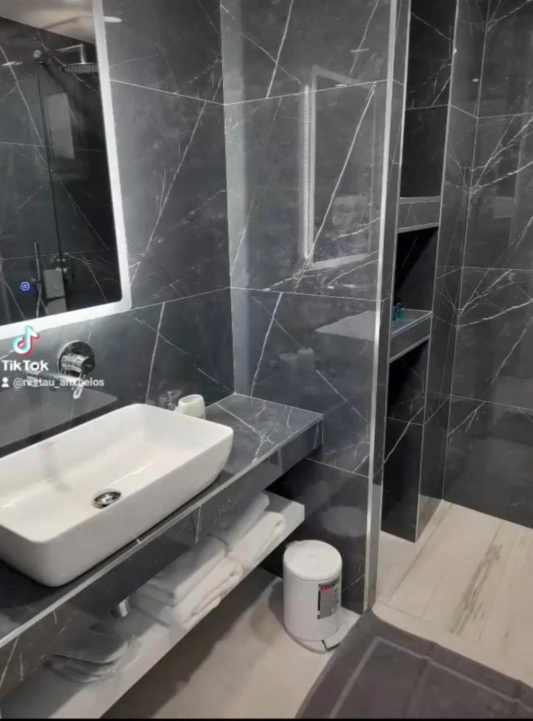 Anxhelos Hotel Himare Bagian luar foto
