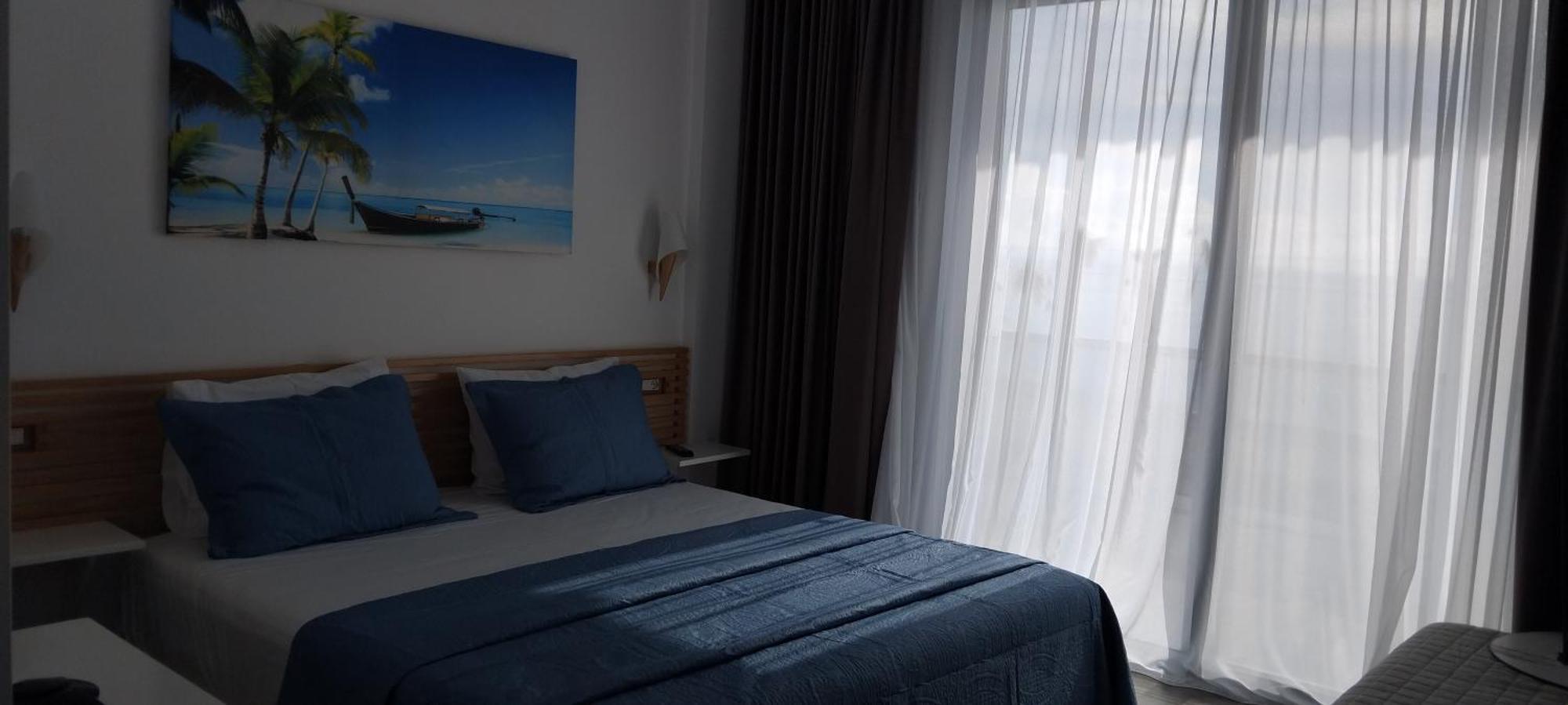 Anxhelos Hotel Himare Bagian luar foto