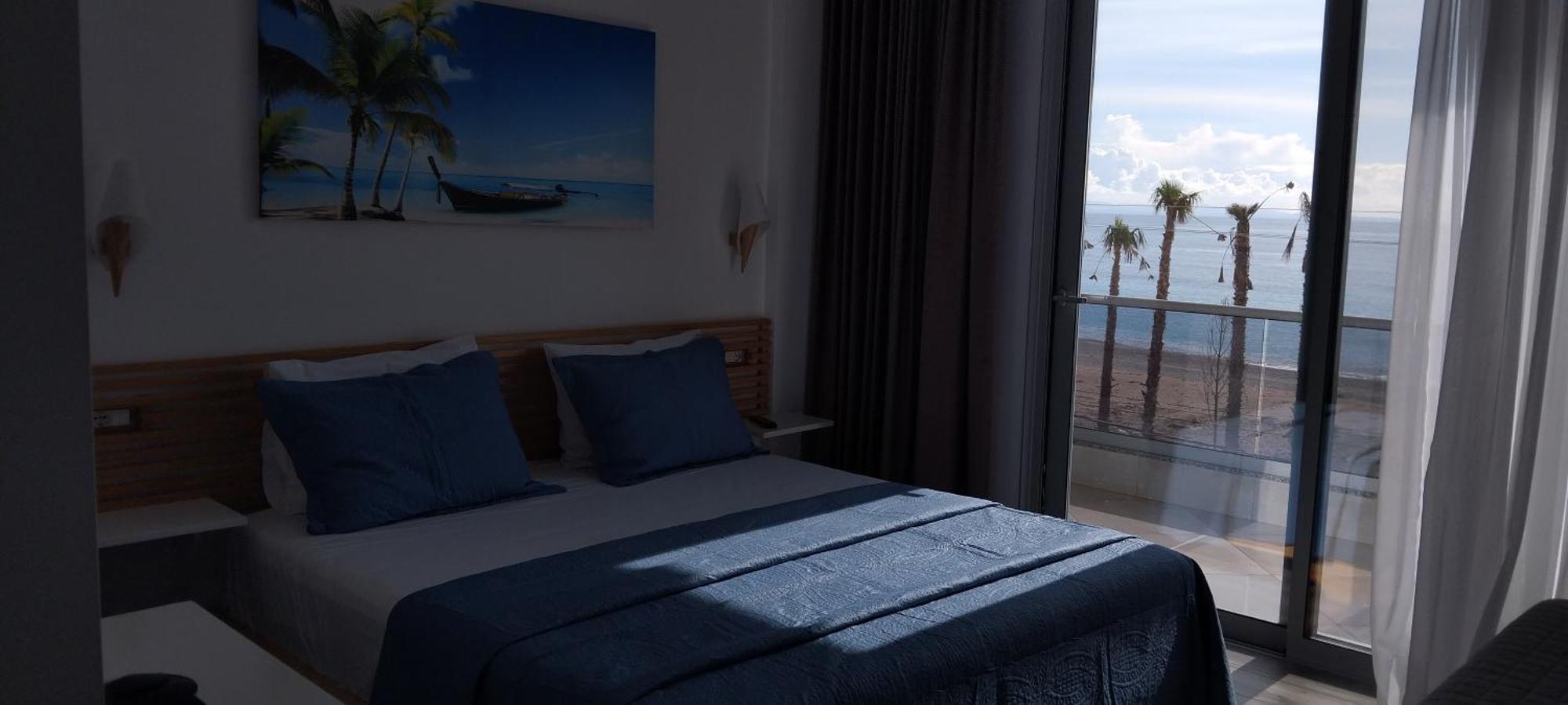 Anxhelos Hotel Himare Bagian luar foto