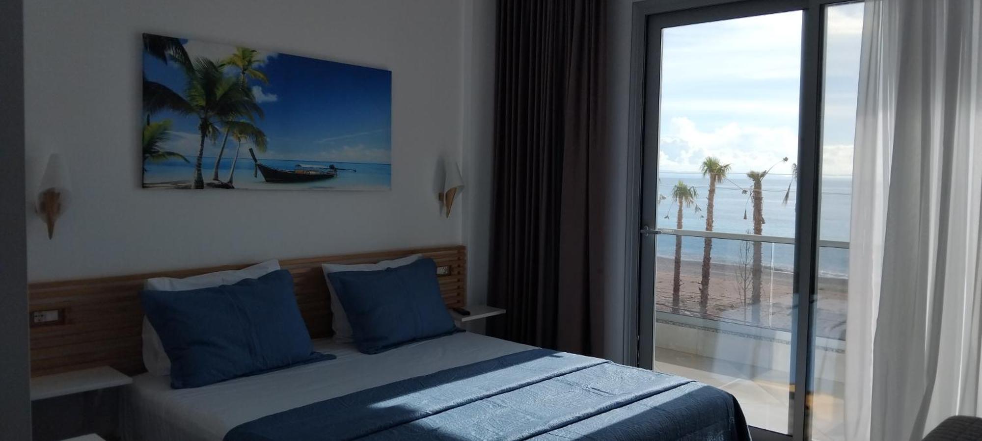 Anxhelos Hotel Himare Bagian luar foto