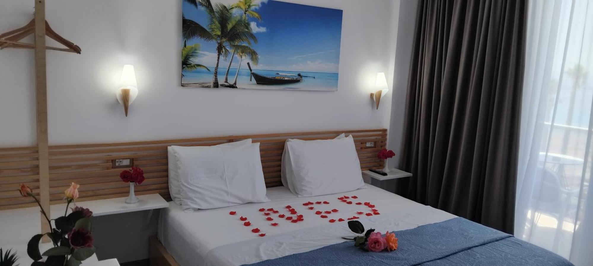 Anxhelos Hotel Himare Bagian luar foto