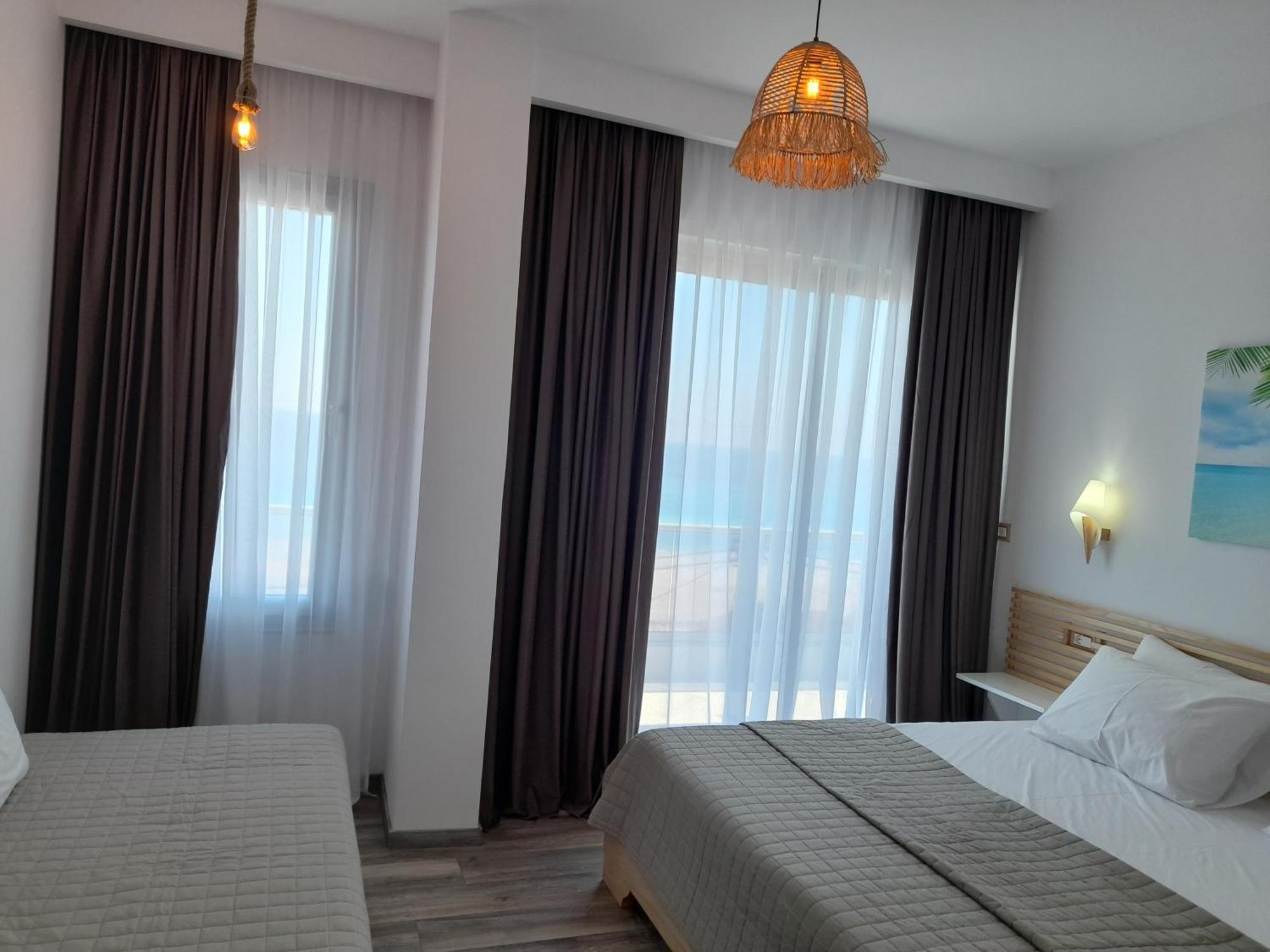 Anxhelos Hotel Himare Bagian luar foto
